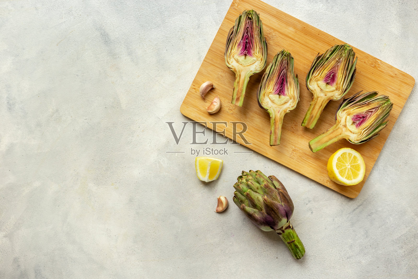 新鲜的生洋蓟加柠檬和大蒜,准备烹饪照片摄影图片