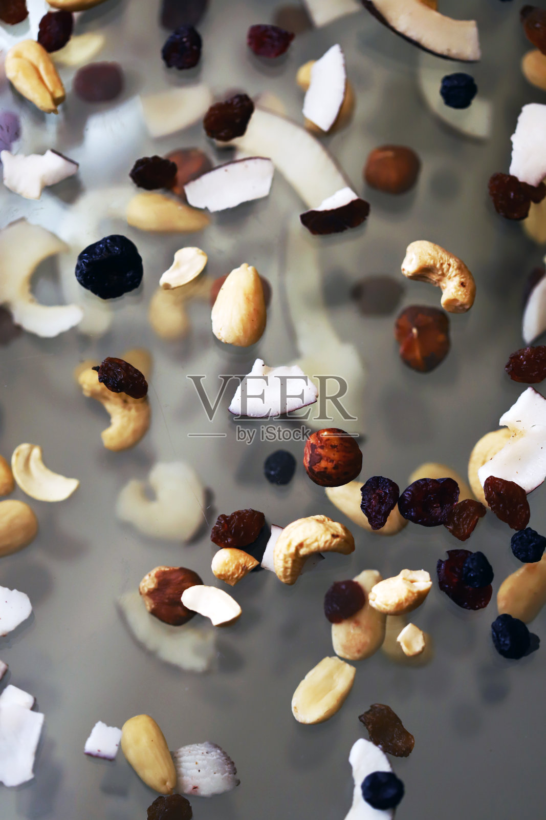 干果和坚果在玻璃表面作为3D背景照片摄影图片