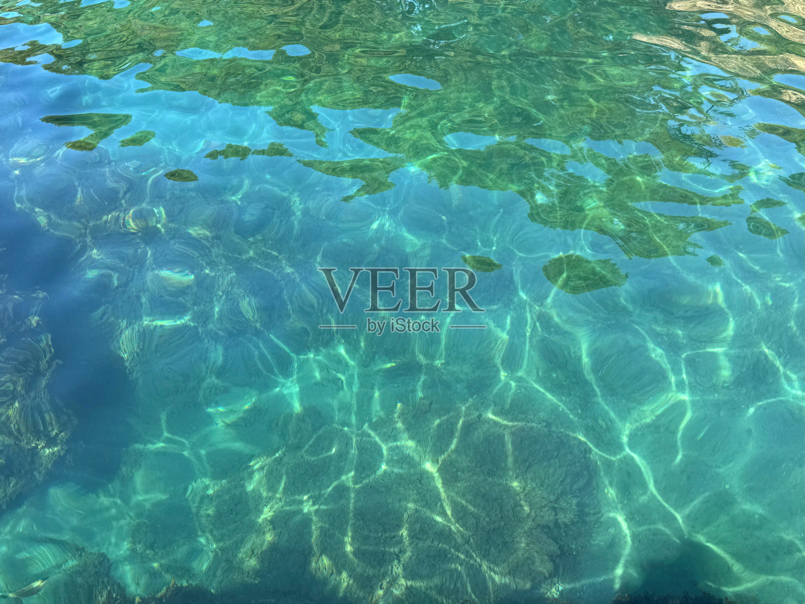 清澈的海洋水面照片摄影图片