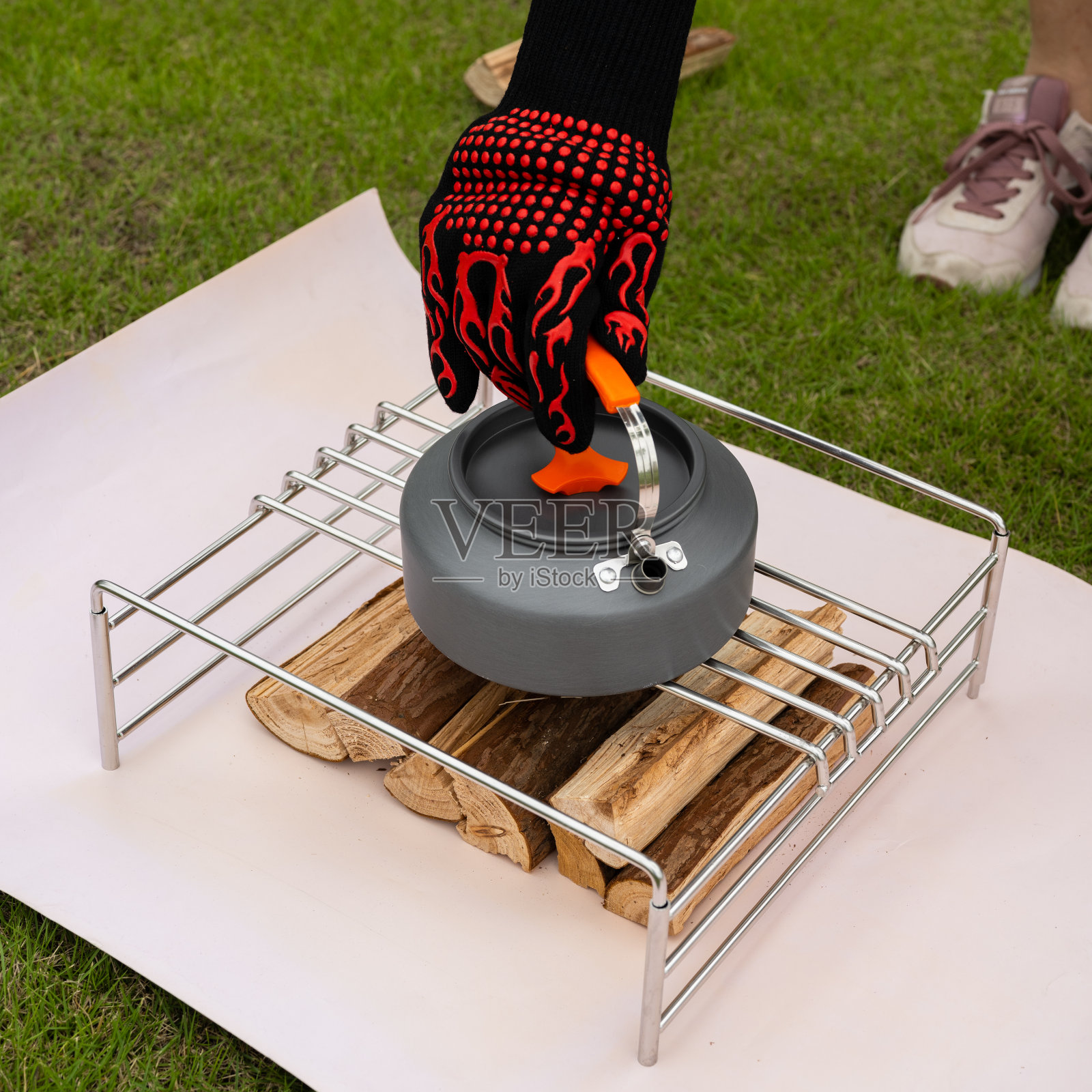 户外烹饪集露营烧烤集户外火茶烧烤便携式茶壶背景是草照片摄影图片