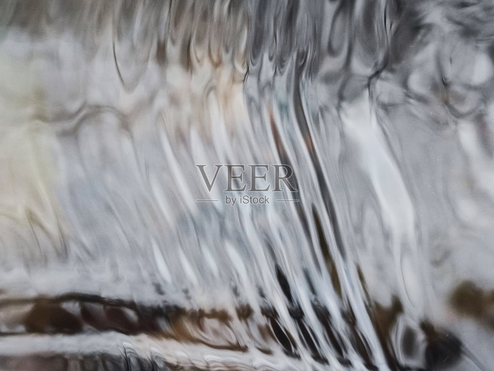 水面,漩涡,线条,条纹,波浪,频率和振动。浅灰色,中灰色,深灰色,黑色和白色。照片摄影图片