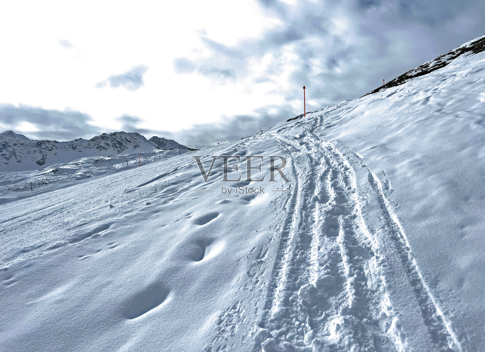 瑞士阿尔卑斯山脉和旅游胜地阿罗萨-格里松州,瑞士(瑞士)的美丽冬季徒步小径和雪原。照片摄影图片