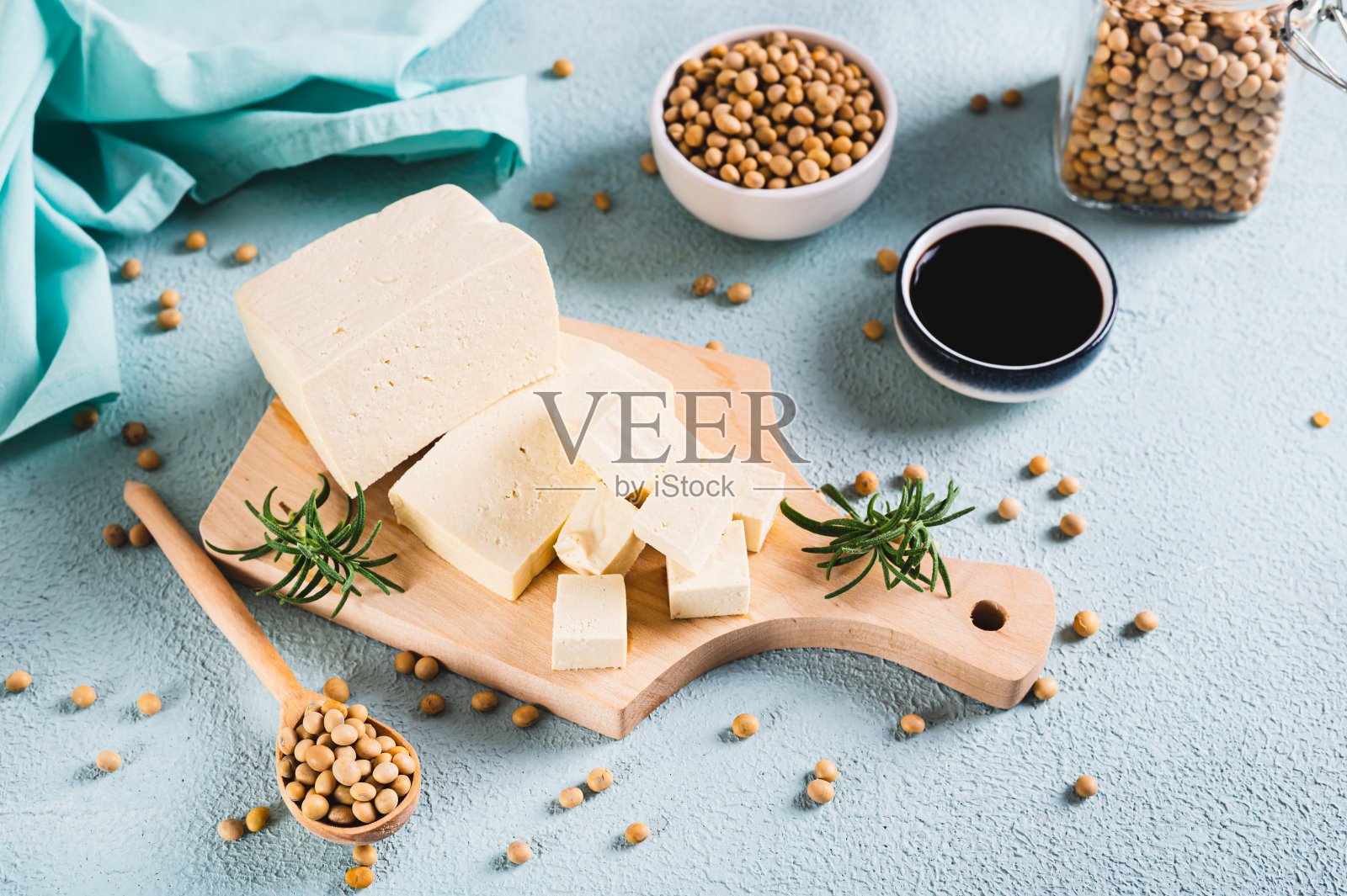 有机素食大豆豆腐和迷迭香在木板上的桌子照片摄影图片