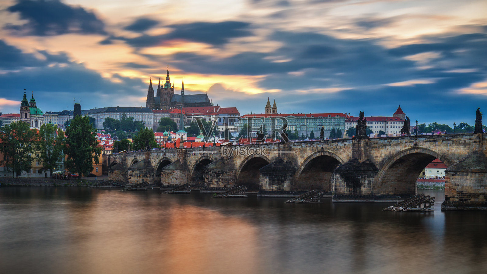 日落时的布拉格城堡和查理大桥。Czechia照片摄影图片