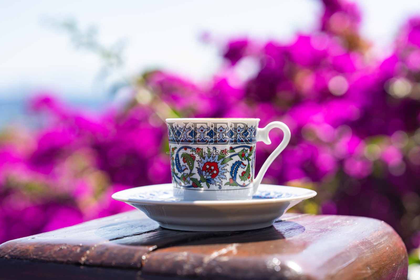 传统奥斯曼土耳其咖啡杯中的土耳其咖啡(Turk Kahvesi)照片,伊斯坦布尔,土耳其(土耳其)照片摄影图片