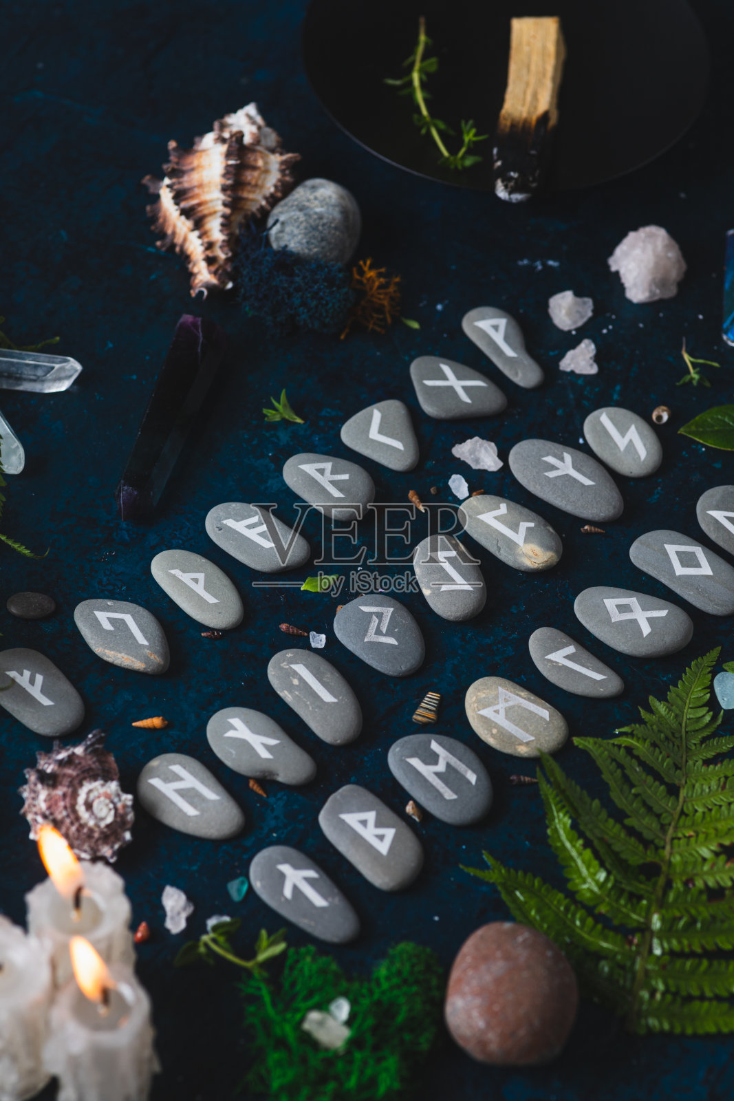 老福塔克的符文刻在石头上照片摄影图片