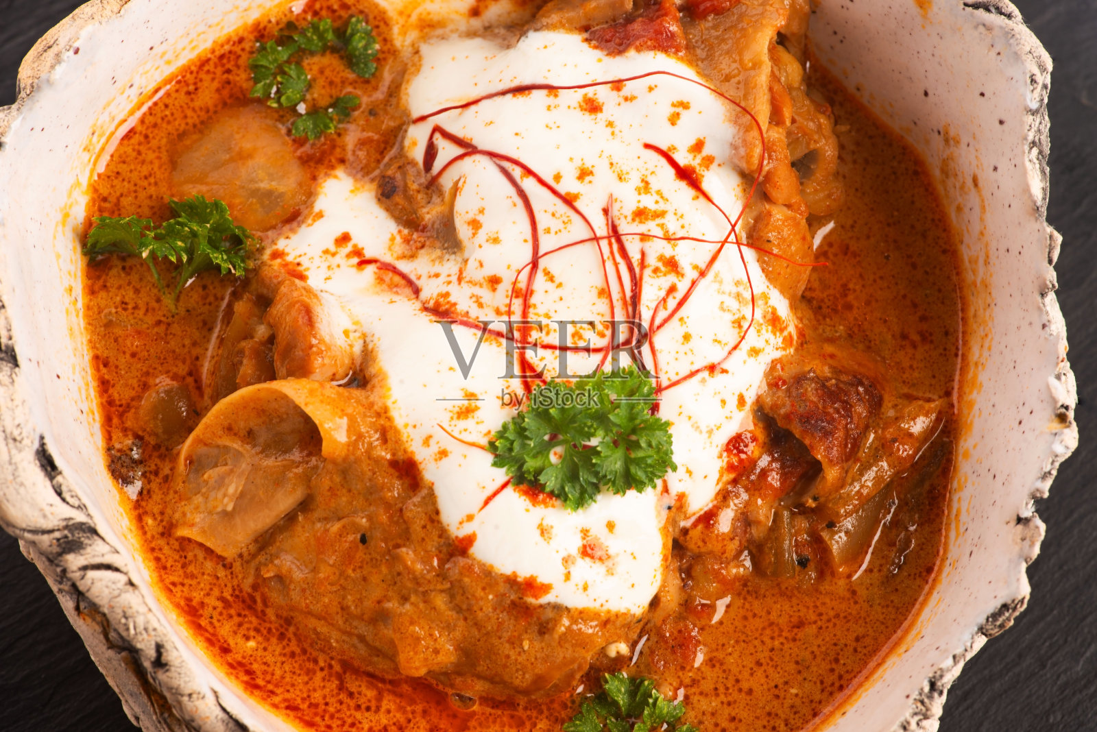 用番茄、洋葱、胡椒粉和奶油酱炒鸡肉。盘子的特写照片摄影图片