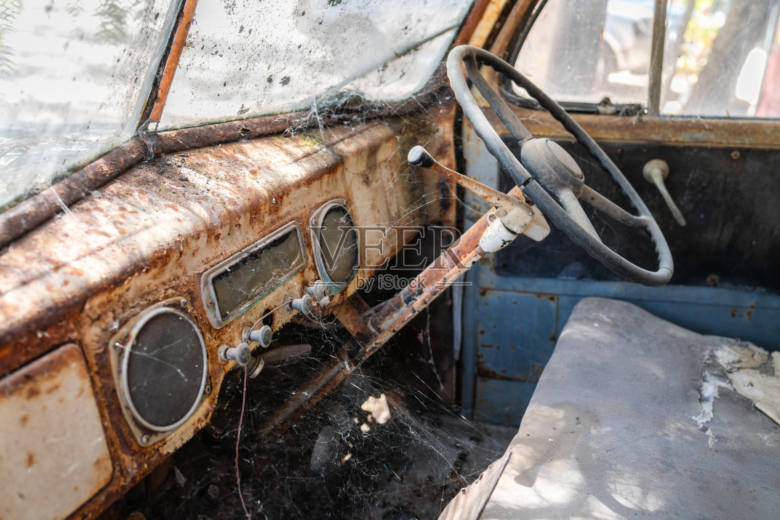 被遗弃的生锈的汽车内部,还有仪表盘和方向盘照片摄影图片