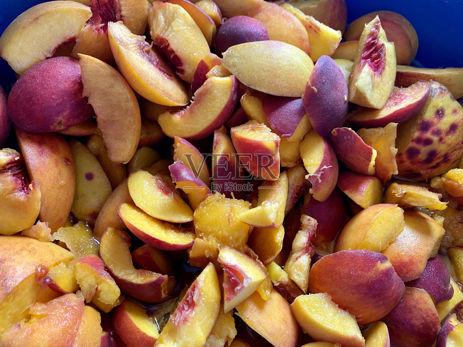 切片的新鲜桃子。桃子。照片摄影图片