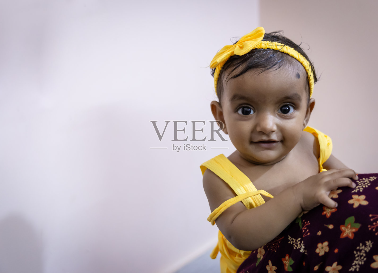 可爱的幼儿天真的面部特写拍摄于户外在白天从平面角度照片摄影图片