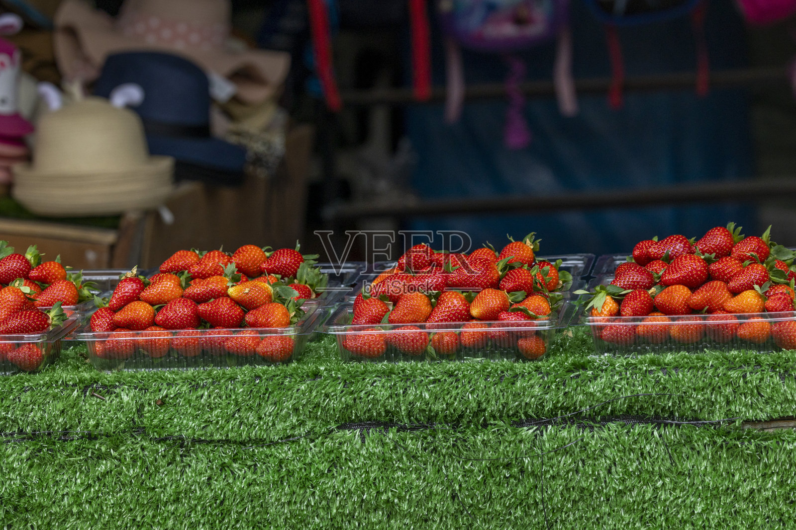 新鲜成熟的有机草莓在篮子里展示出售。照片摄影图片