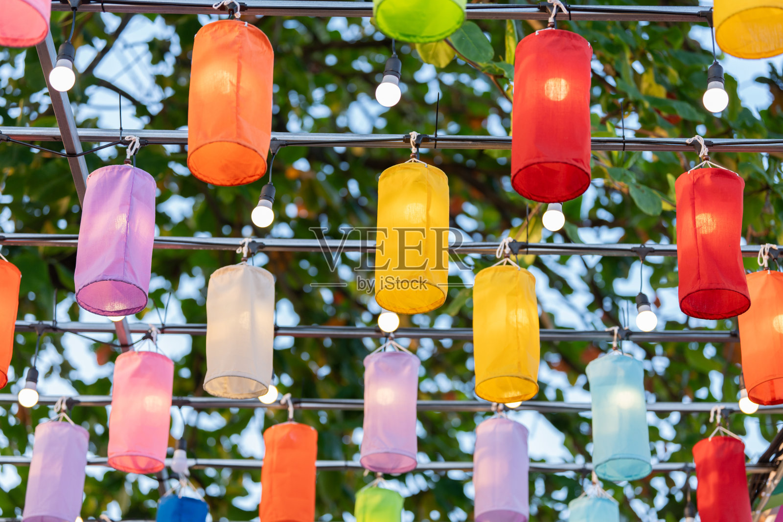 美丽的吊灯散发出柔和的光芒,在花园中营造出美丽的散景效果,通过艺术家的艺术设计,将周围环境变成一个美丽而宁静的隐居之地。照片摄影图片