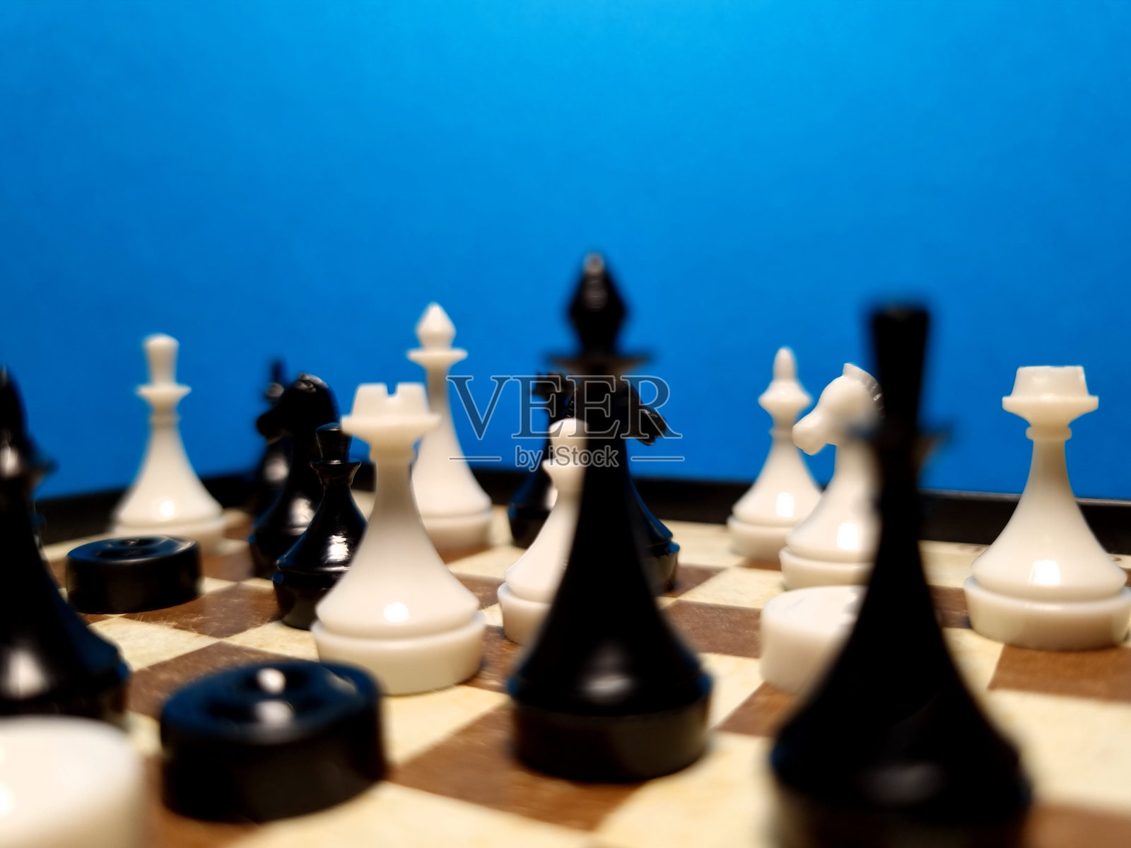 棋盘上的象棋照片摄影图片