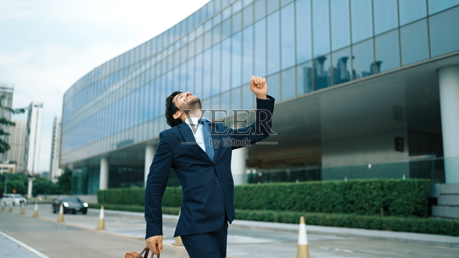 成功的商人站着庆祝销售额的增长。非常高兴的。照片摄影图片