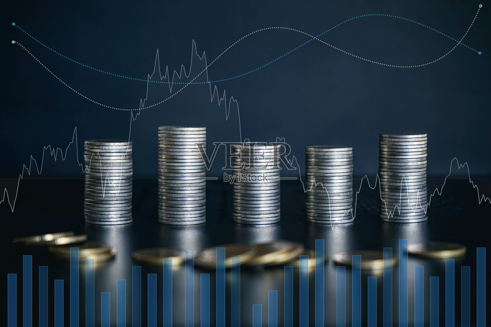 一叠有图案的银币。商业背景概念。照片摄影图片