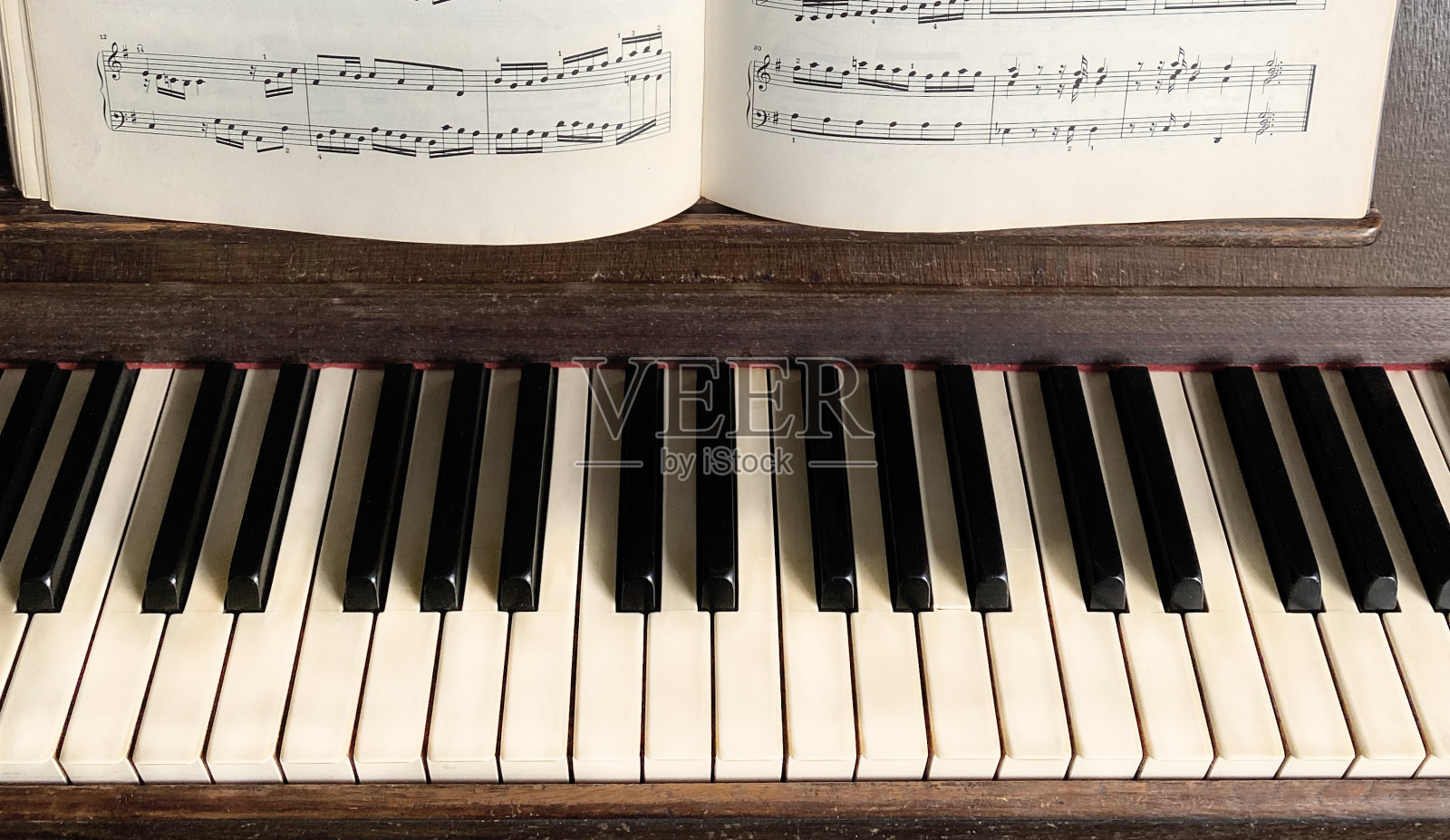 带音符的钢琴键照片摄影图片