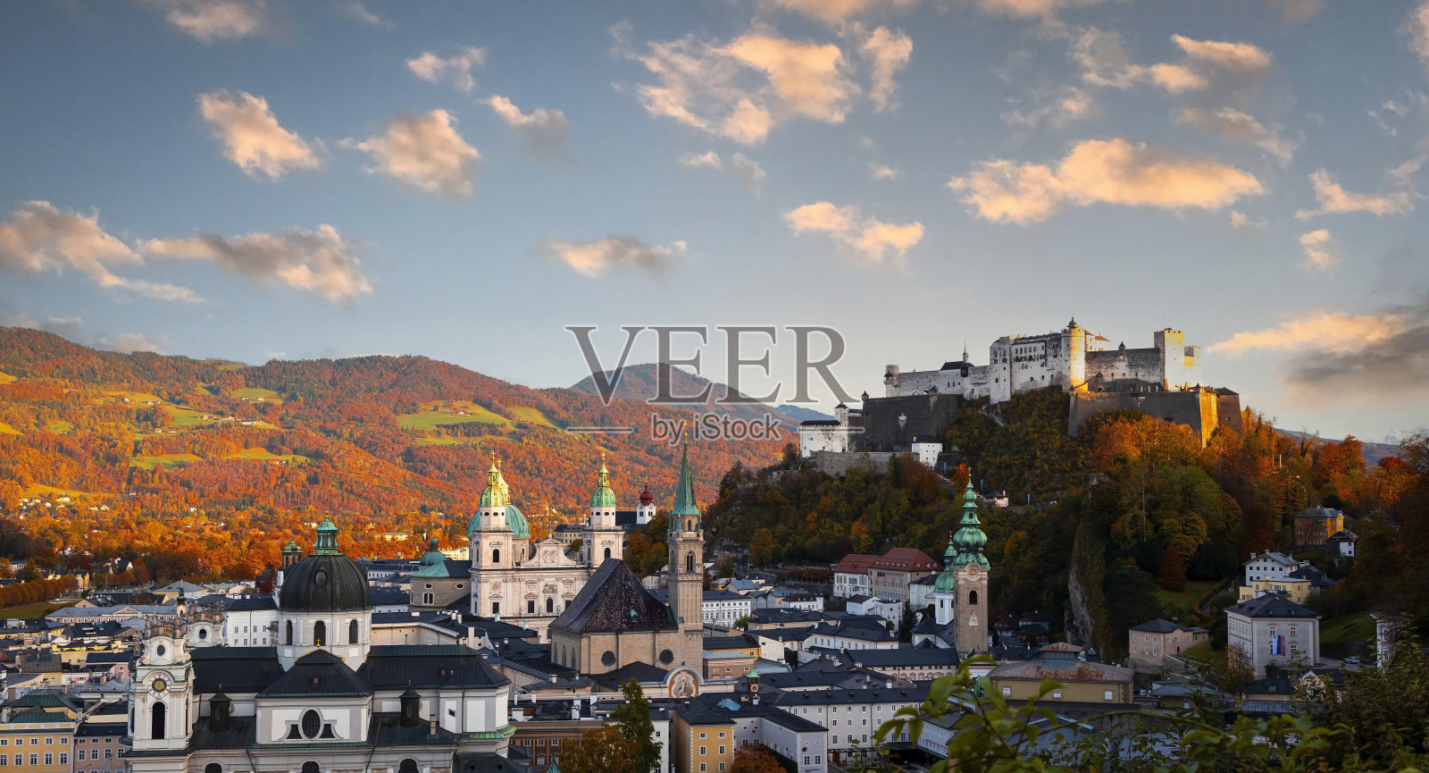 秋天的萨尔茨堡是一座历史悠久的城市,在美丽的日落天空中,萨尔茨堡河和色彩缤纷的秋天景色,奥地利萨尔茨堡照片摄影图片