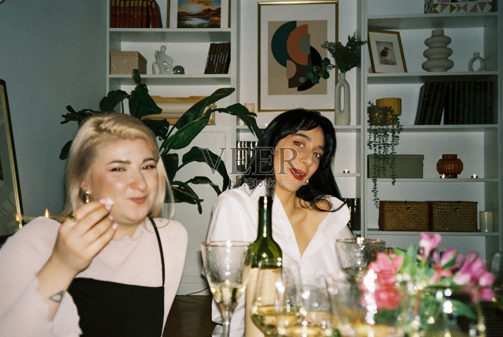 美丽的朋友在品酒会上玩得很开心的照片照片摄影图片