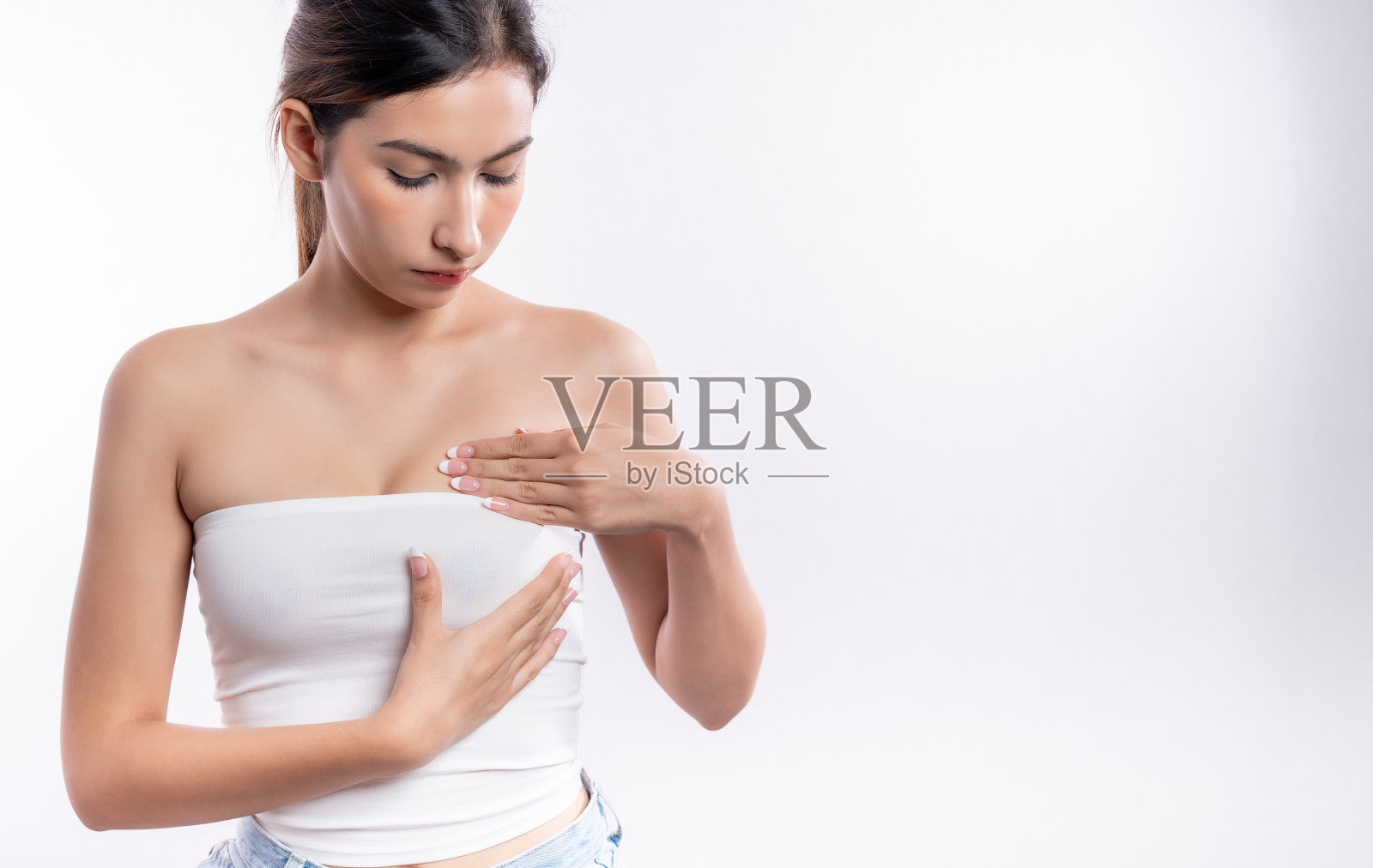 一名年轻女子亲自检查自己的乳腺癌。照片摄影图片