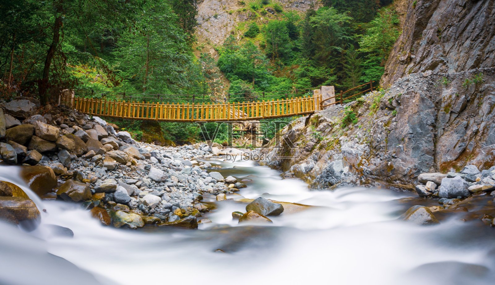 土耳其里泽附近焦油瀑布的长曝光照片。照片摄影图片