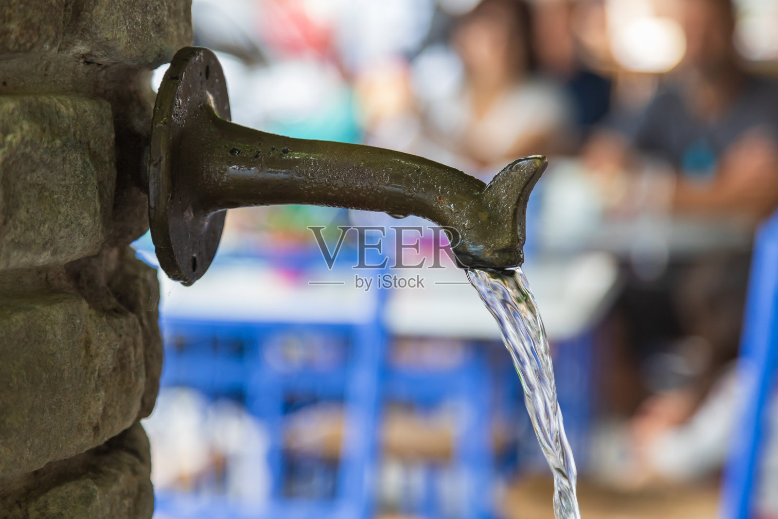 希腊帕纳基亚市的一个金属水龙头,水从这里流出照片摄影图片