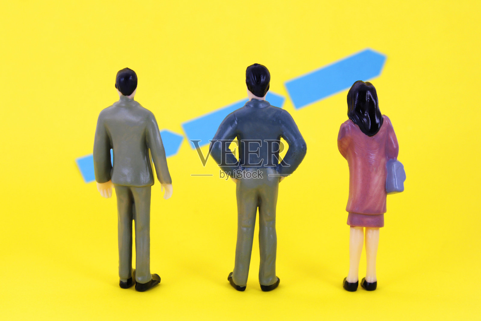 高管们看着上升线的图表照片摄影图片