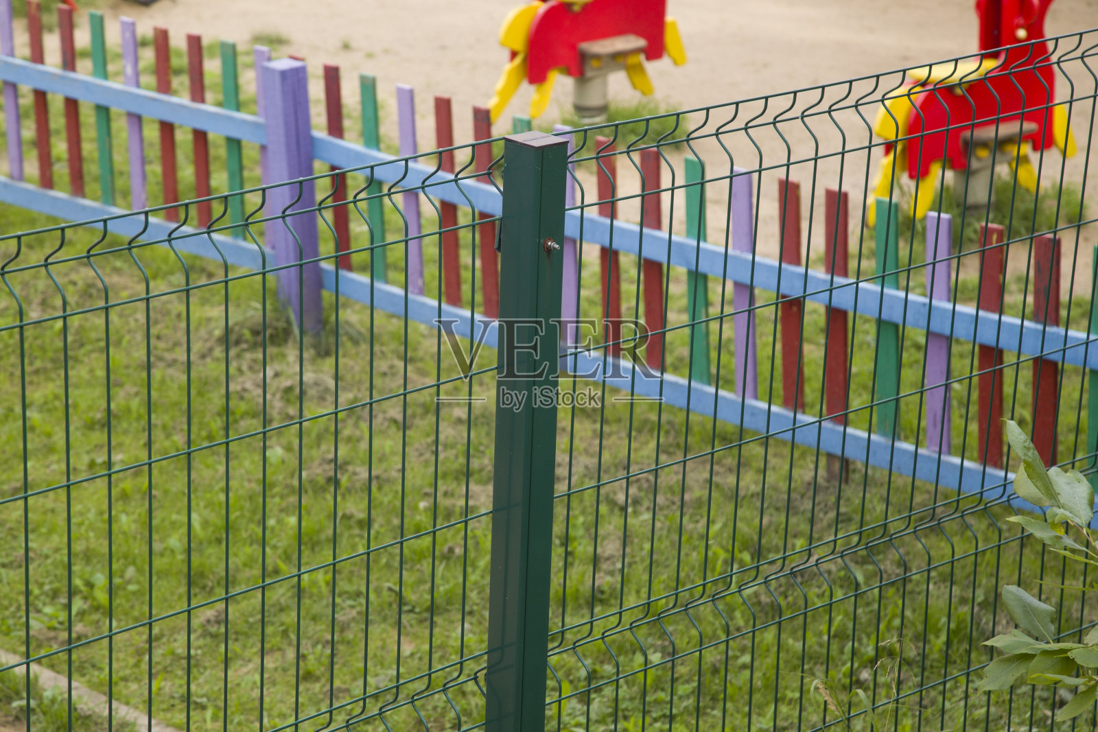 房子附近可折叠的铁栅栏。照片摄影图片