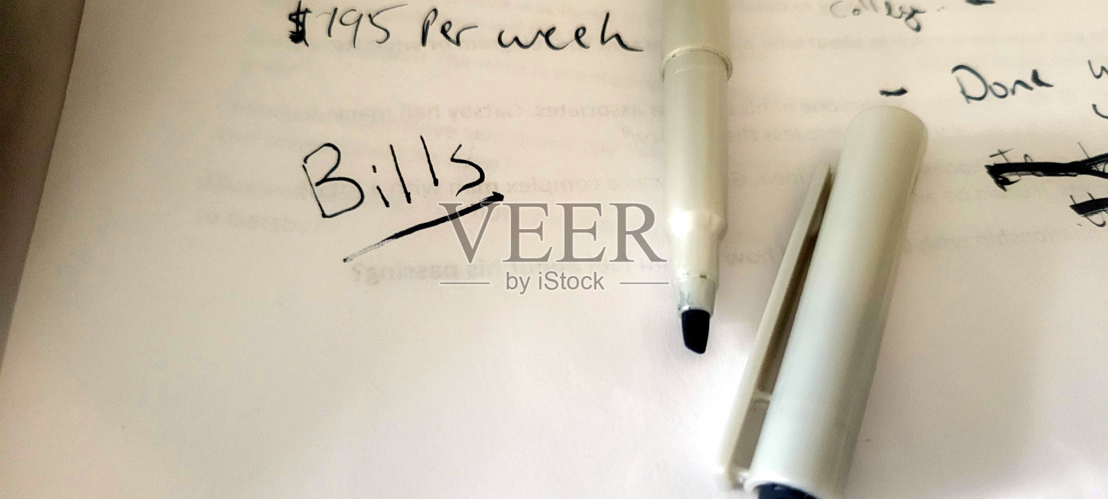 正在进行的预算:笔记和纸上的笔照片摄影图片