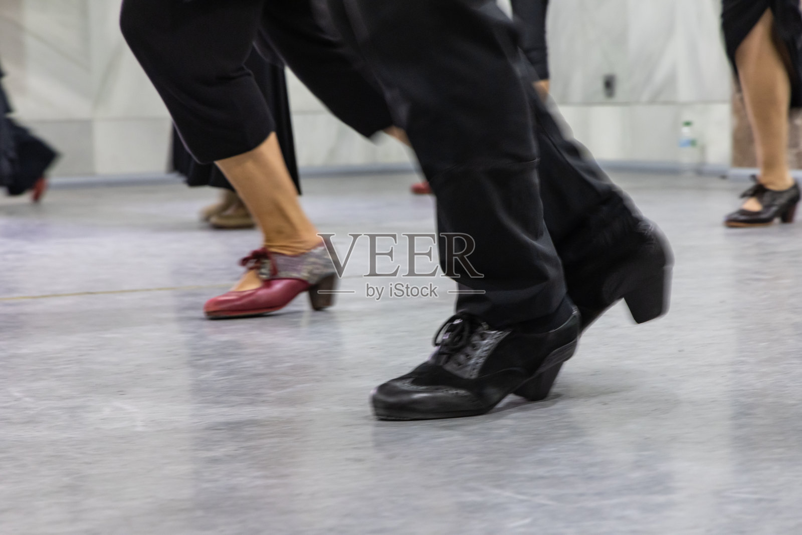 西班牙弗拉门戈舞者的脚。照片摄影图片