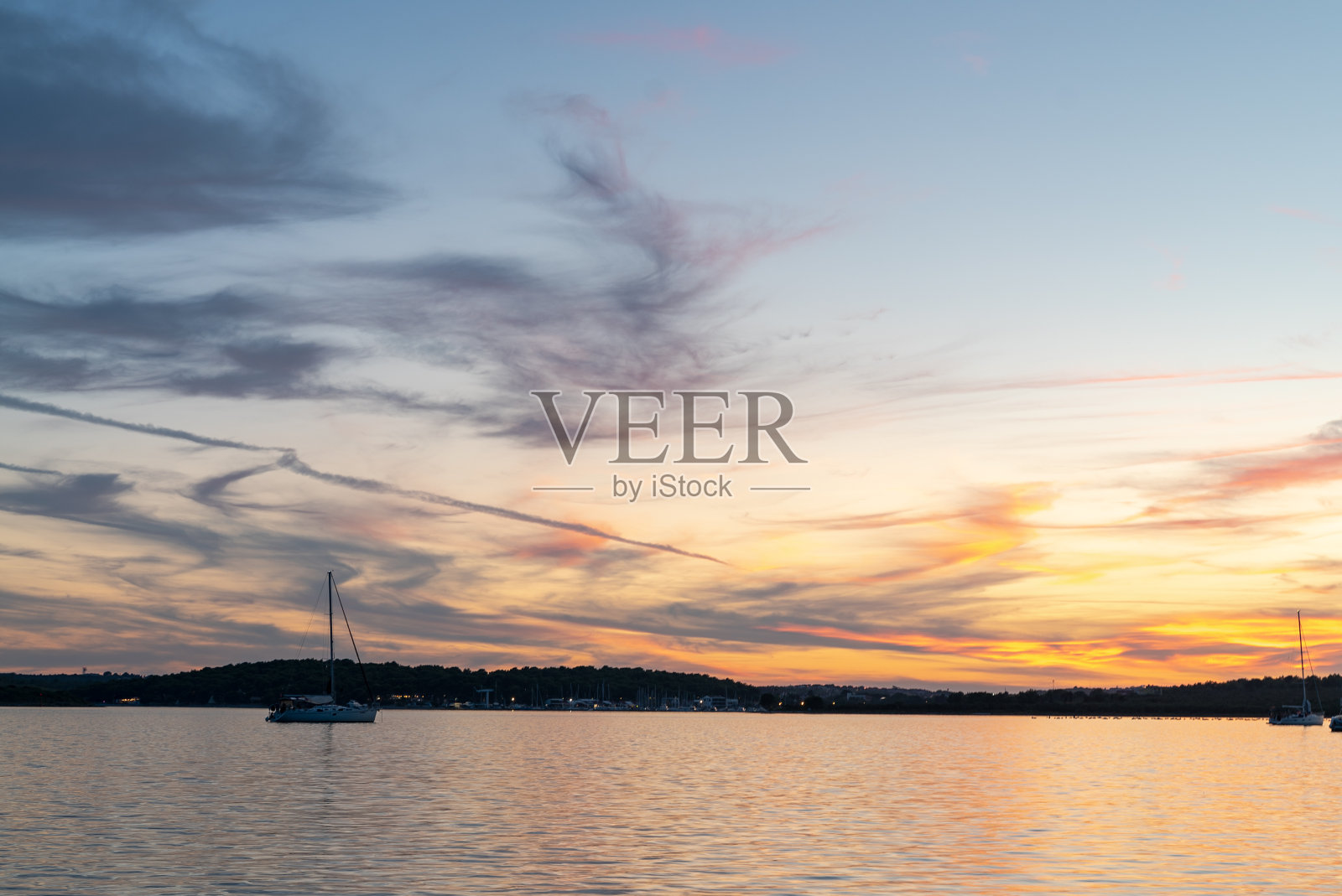 海上落日的美妙色彩照片摄影图片