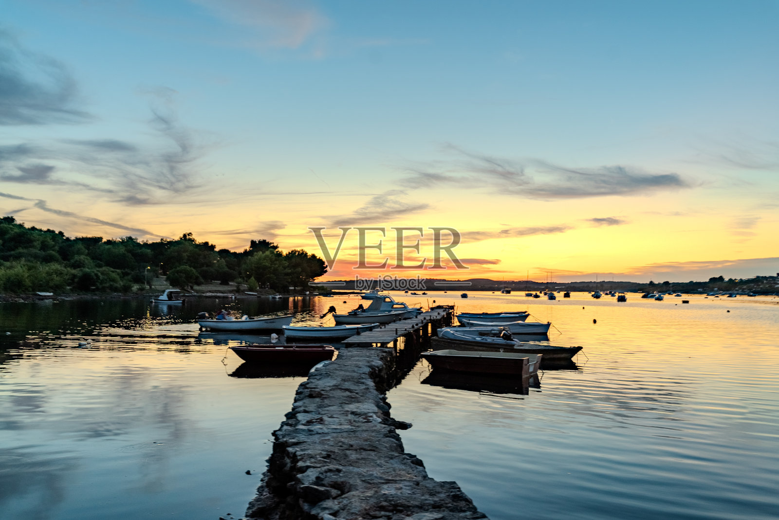 日落码头上的船只照片摄影图片