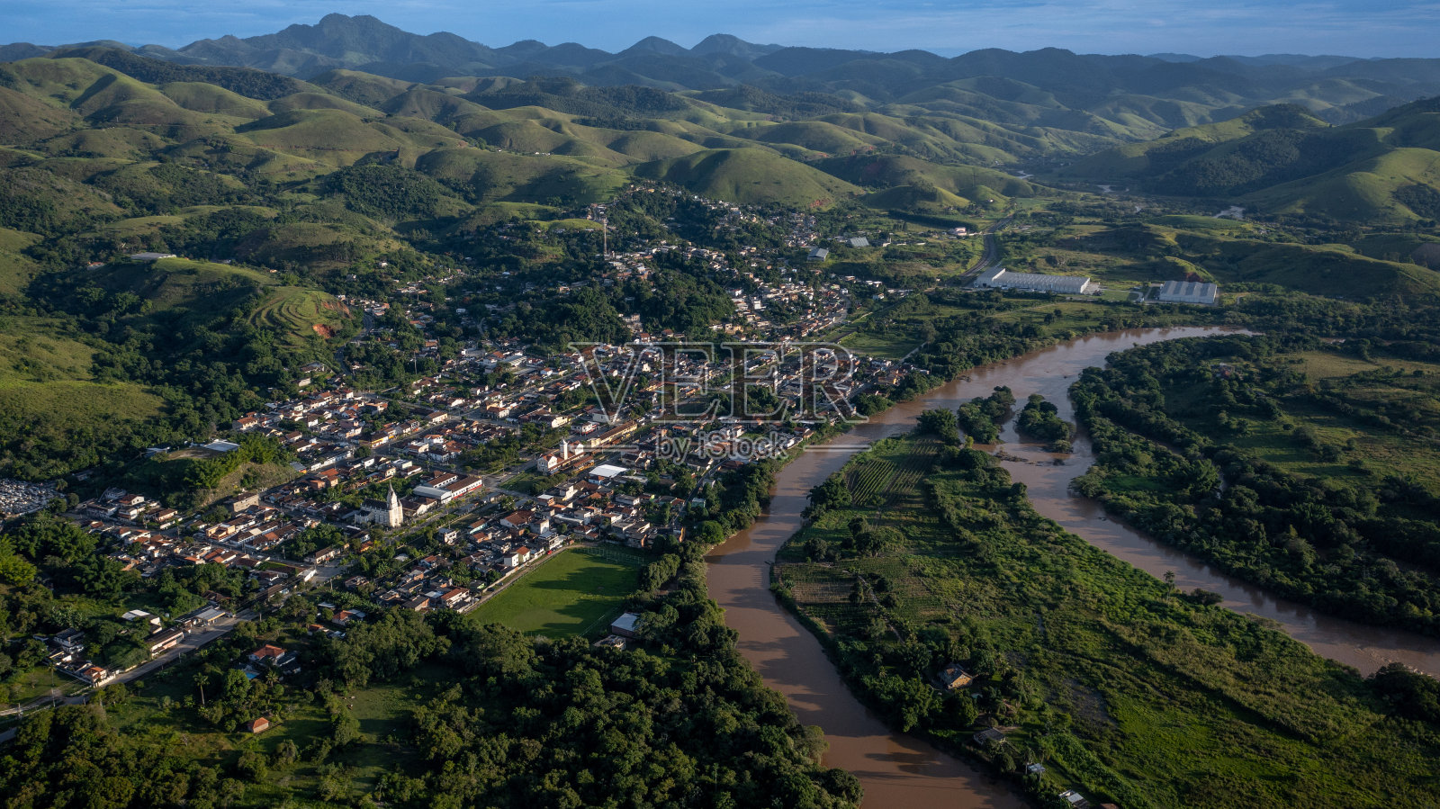 bar<s:1> o de Juparanã镇被供应里约热内卢大都市的Paraíba Sul河切断,受到水污染的威胁,但它仍然是大西洋森林美景的家园。Vassouras、巴西照片摄影图片