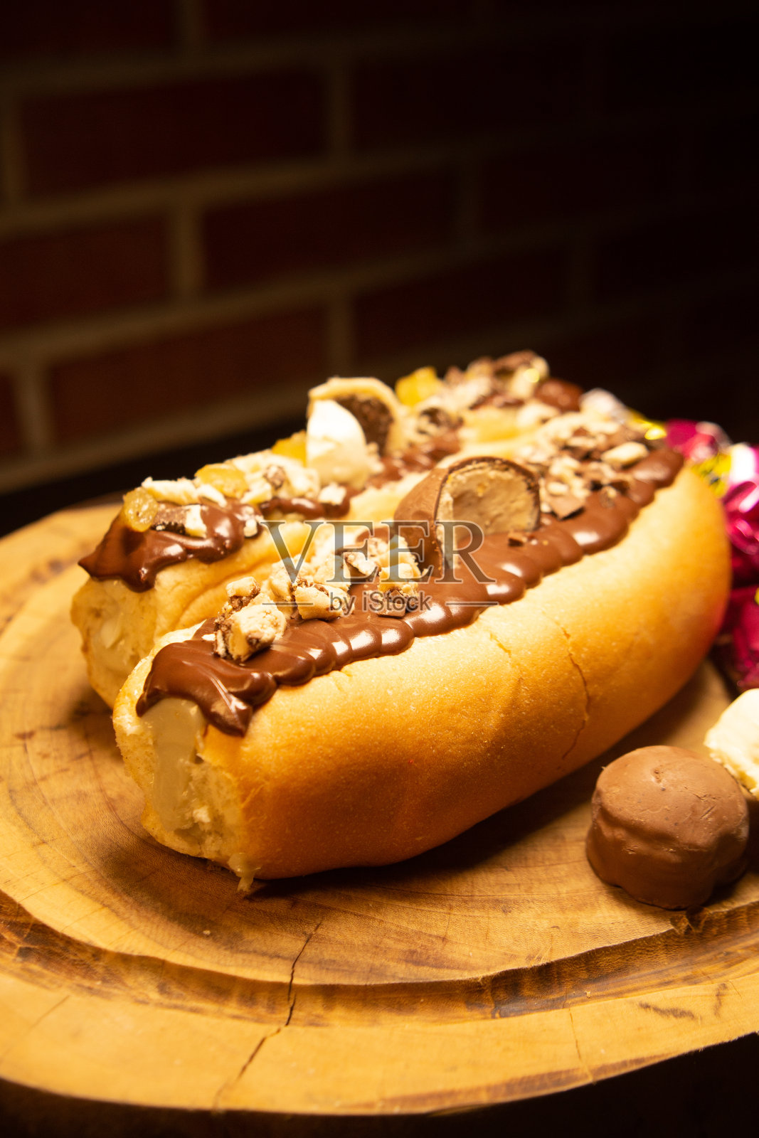 美味的糖果热狗在木桌上照片摄影图片