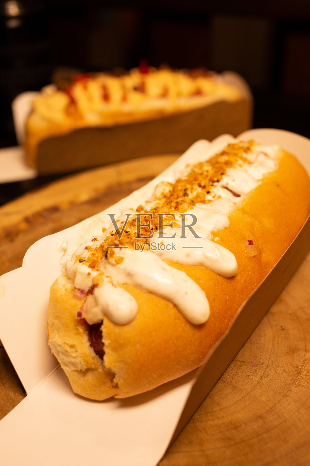 美味的热狗配香肠,醋汁,美味的酱汁照片摄影图片