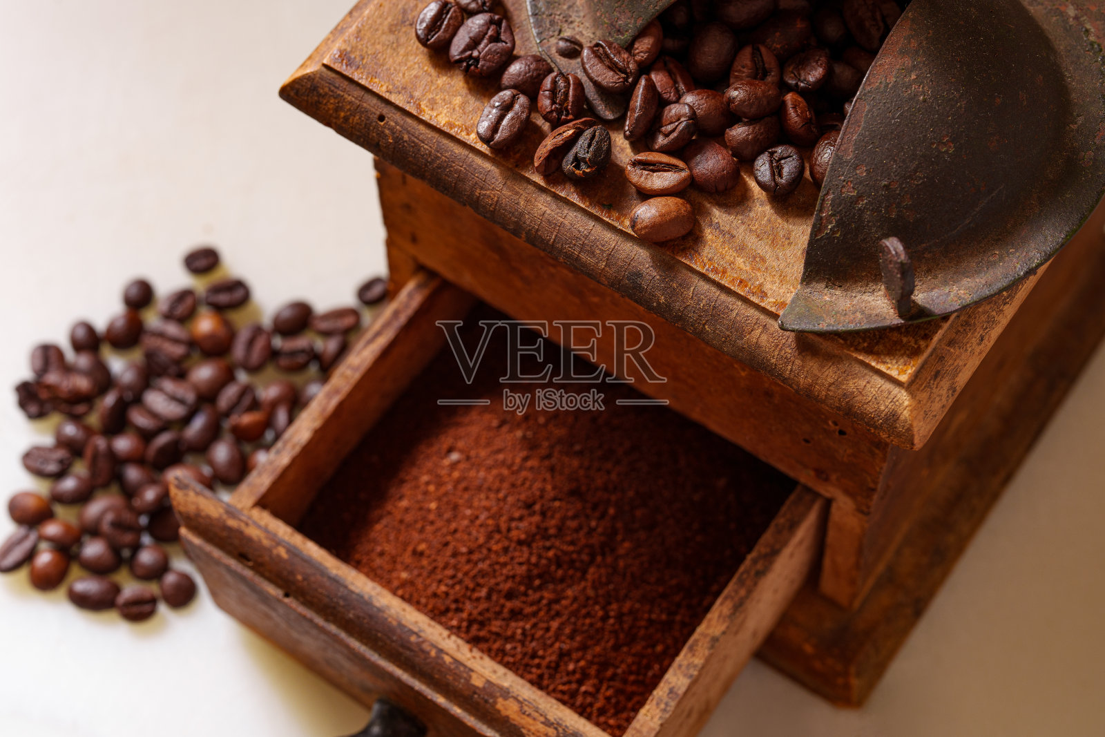 俯视图的旧研磨机与咖啡豆和咖啡粉照片摄影图片