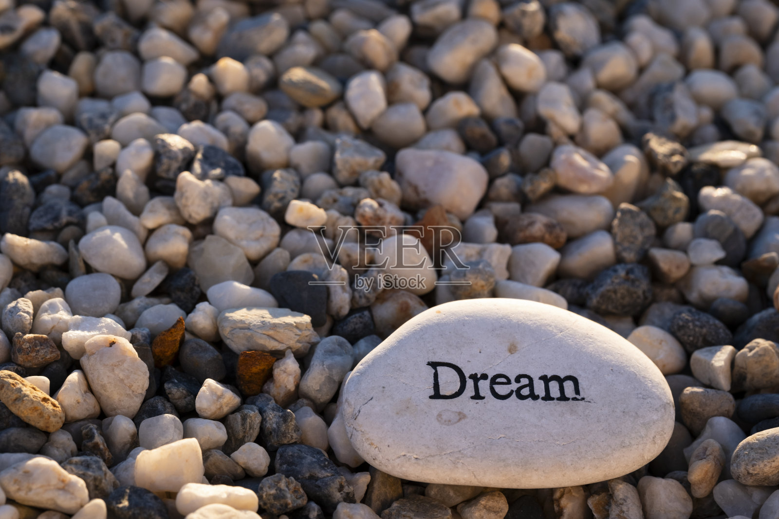 激励性的词岩石梦想在砾石照片摄影图片