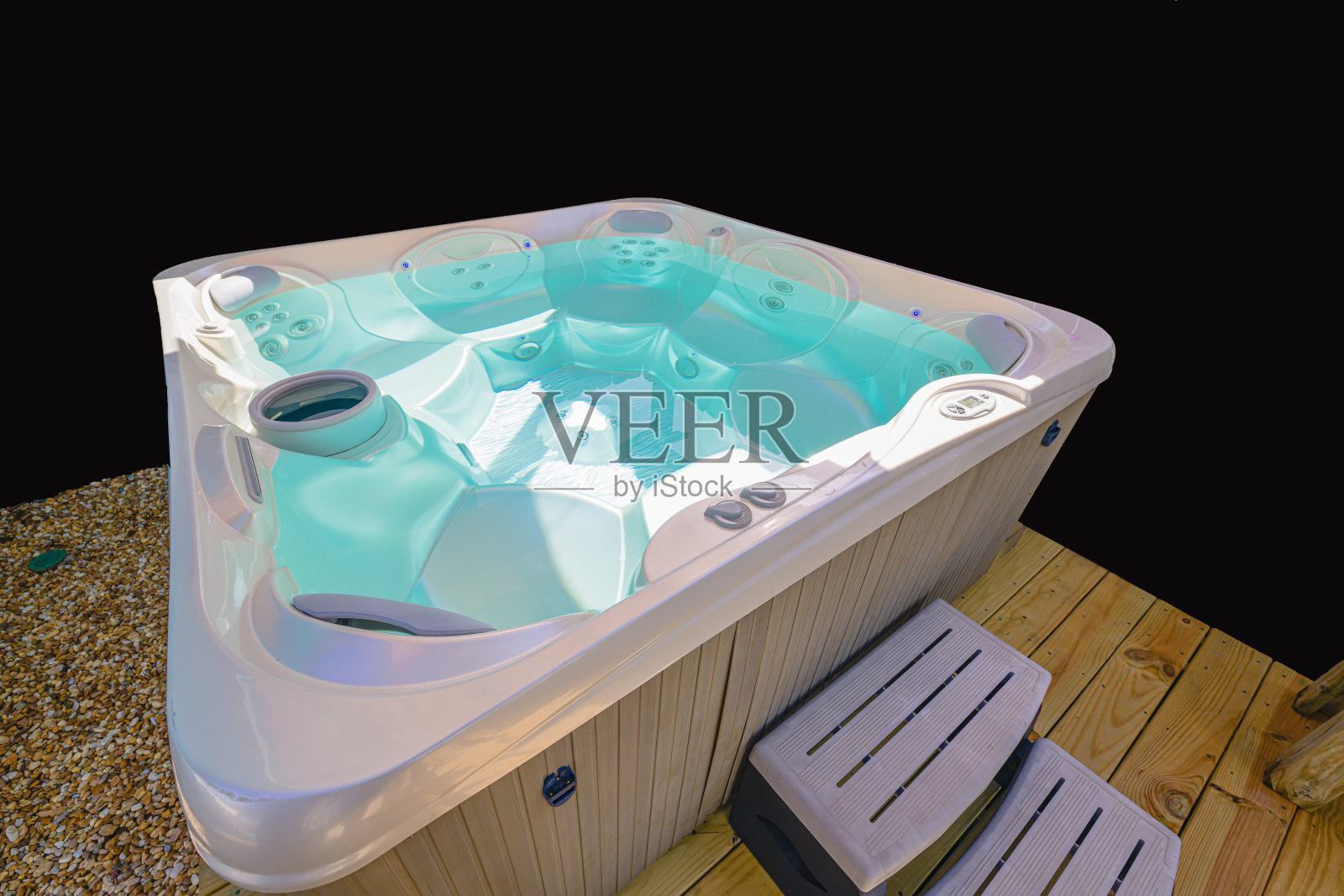 有台阶的黑色独立热水浴缸照片摄影图片