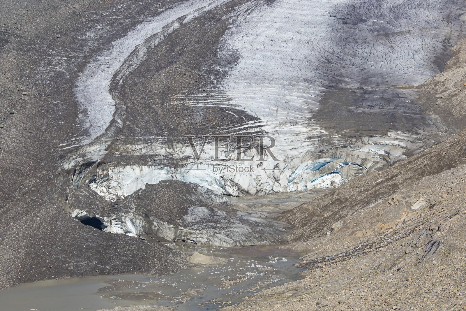 融化的冰川舌在奥地利阿尔卑斯山的Großglockner地区照片摄影图片