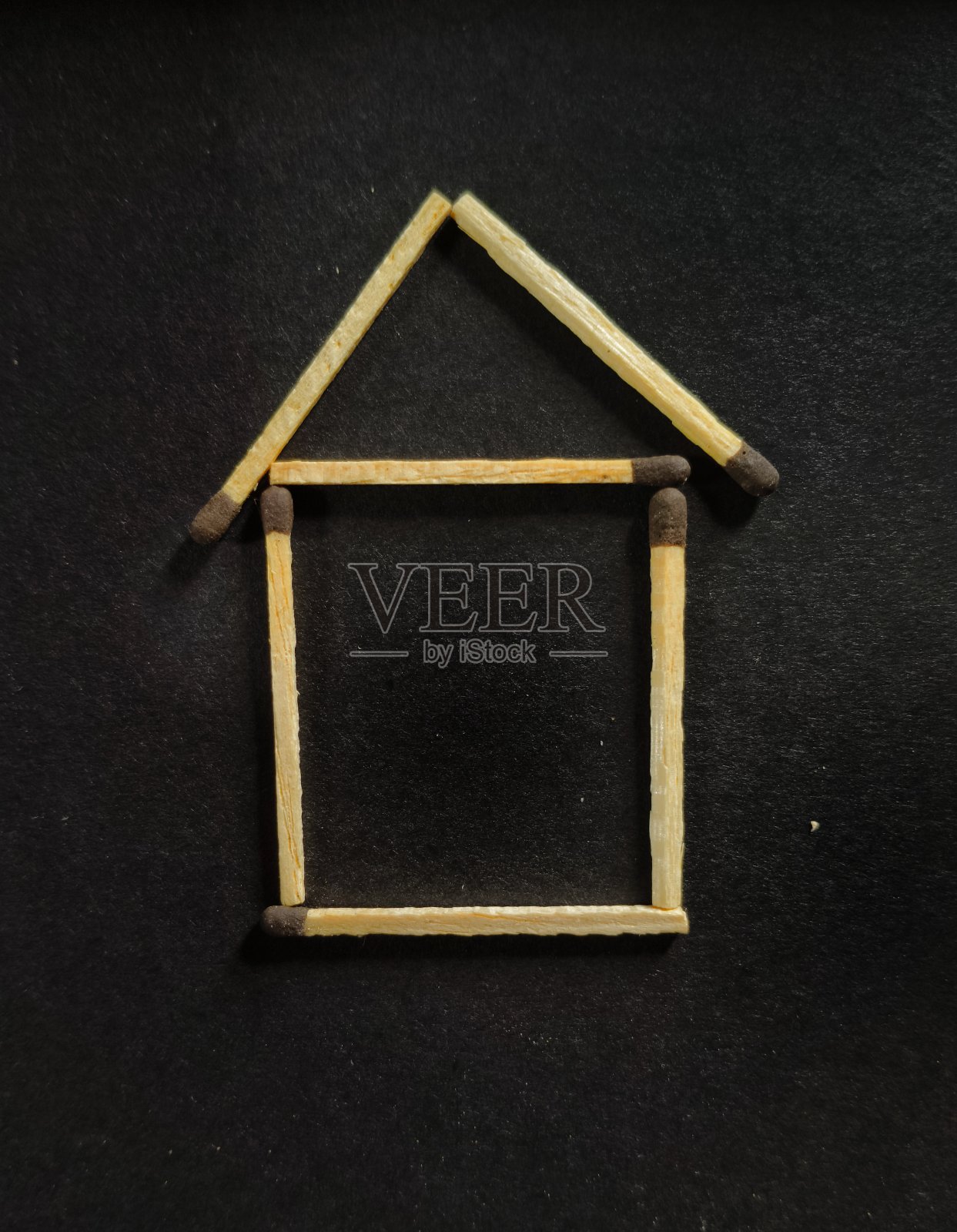 用火柴棍在黑色背景下制作的建筑物特写镜头照片摄影图片