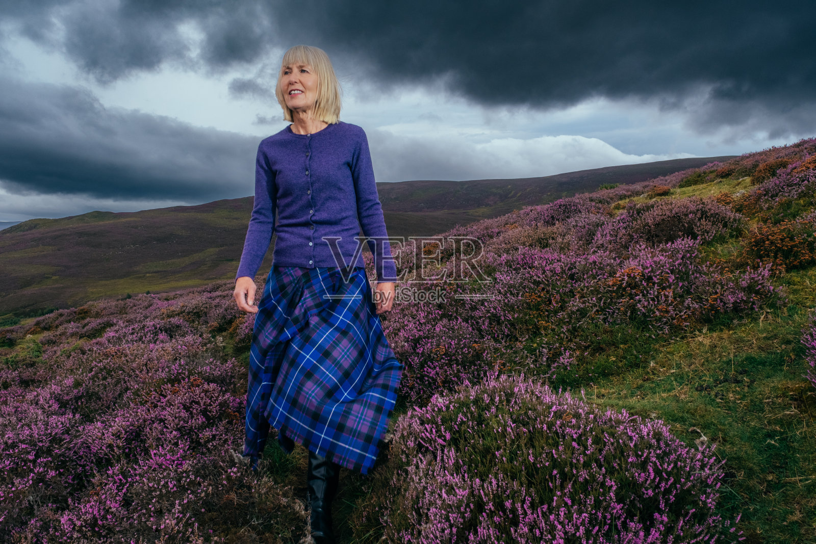 苏格兰高地身着传统方格呢裙的妇女照片摄影图片