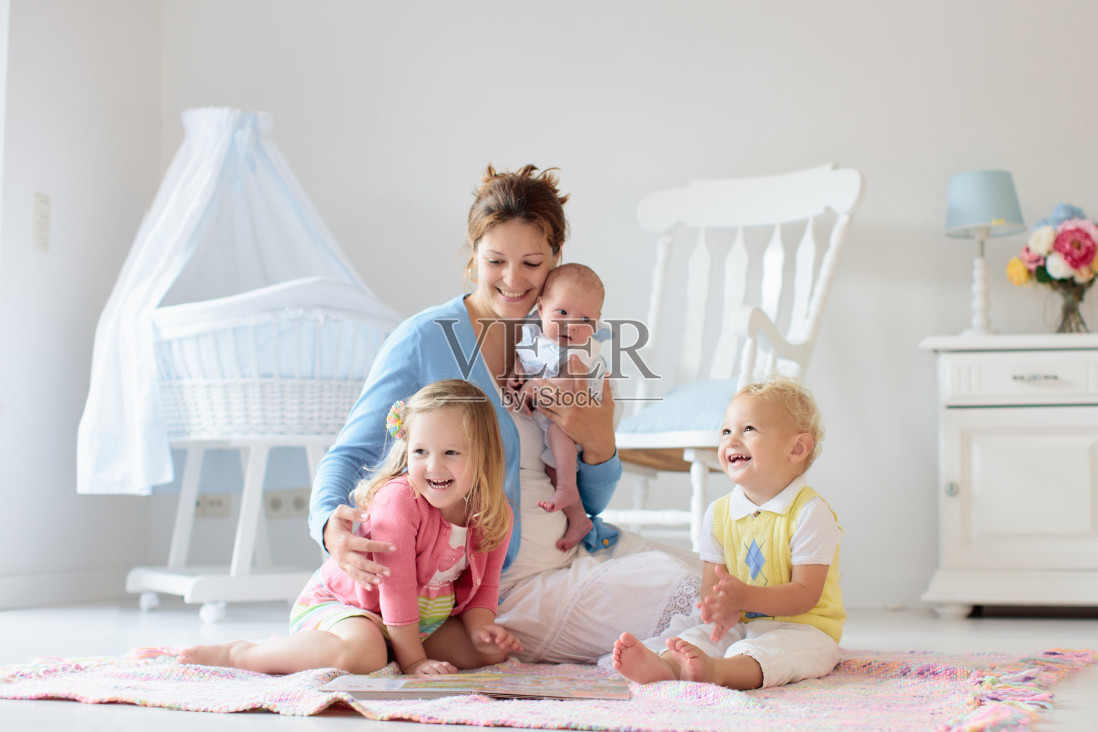 一家人带着孩子和刚出生的婴儿玩耍照片摄影图片