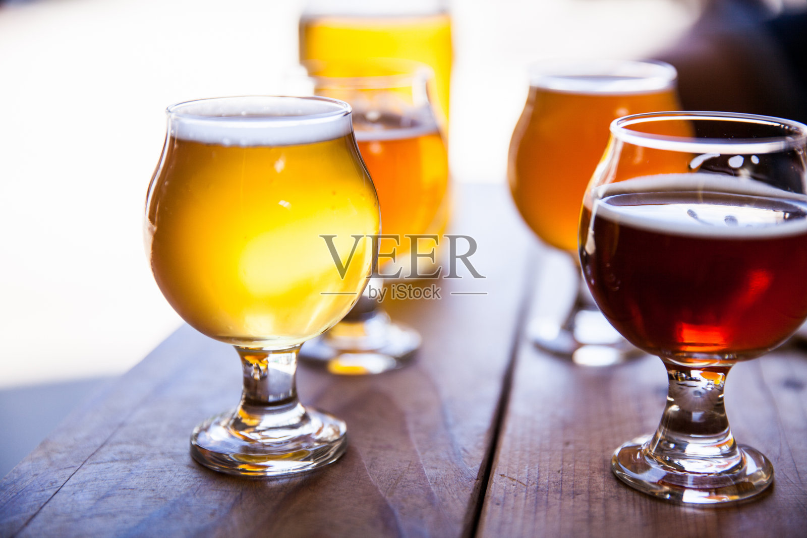 桌子上玻璃杯里的啤酒特写照片摄影图片