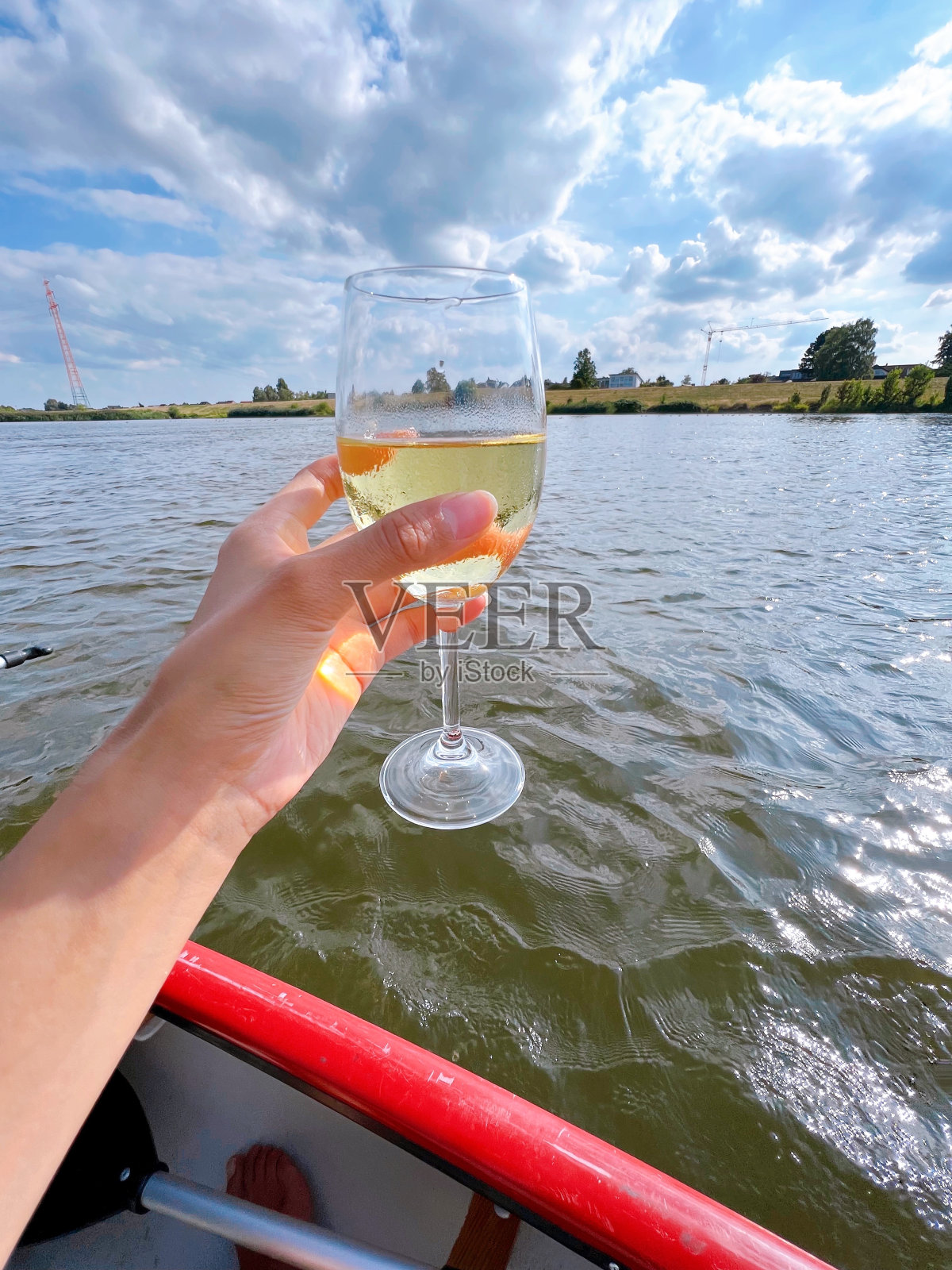 手里拿着一杯酒照片摄影图片