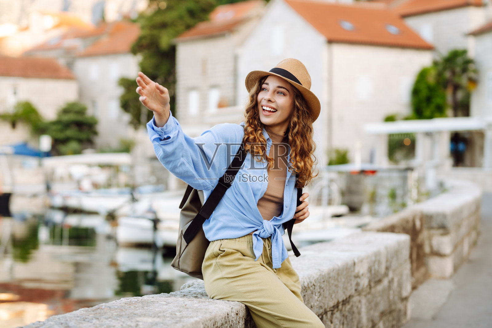 夏天,年轻女子在看城市风景,探索新的城市。照片摄影图片