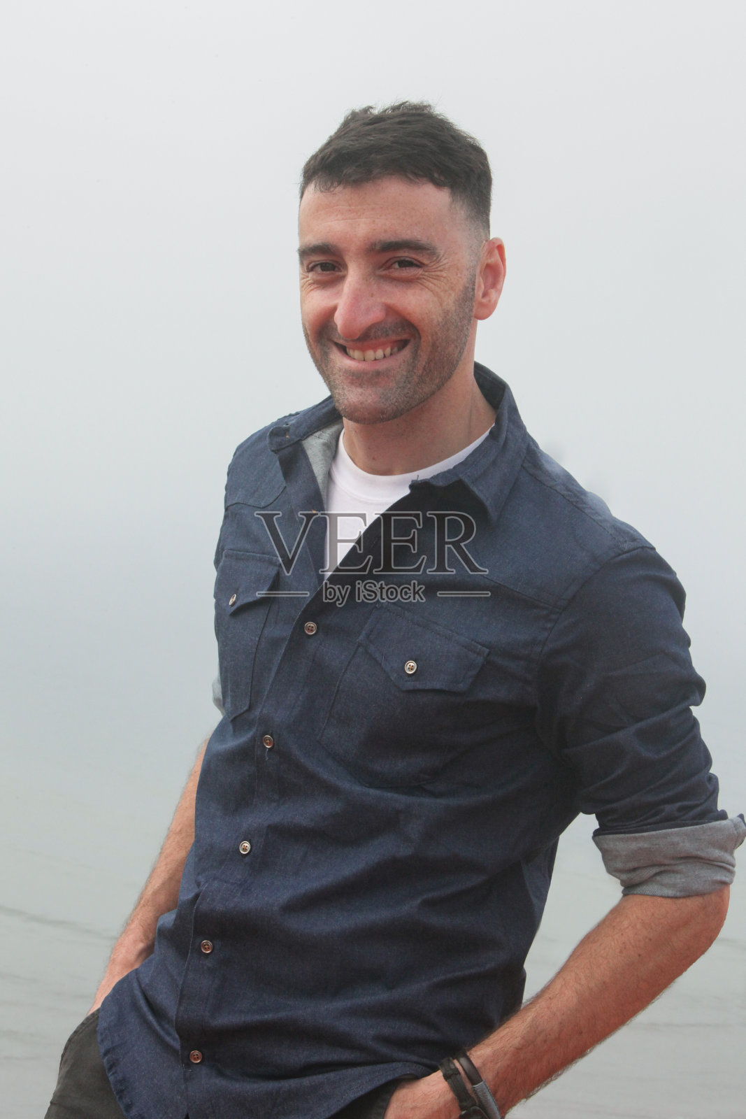 年轻英俊的西班牙人的肖像照片摄影图片