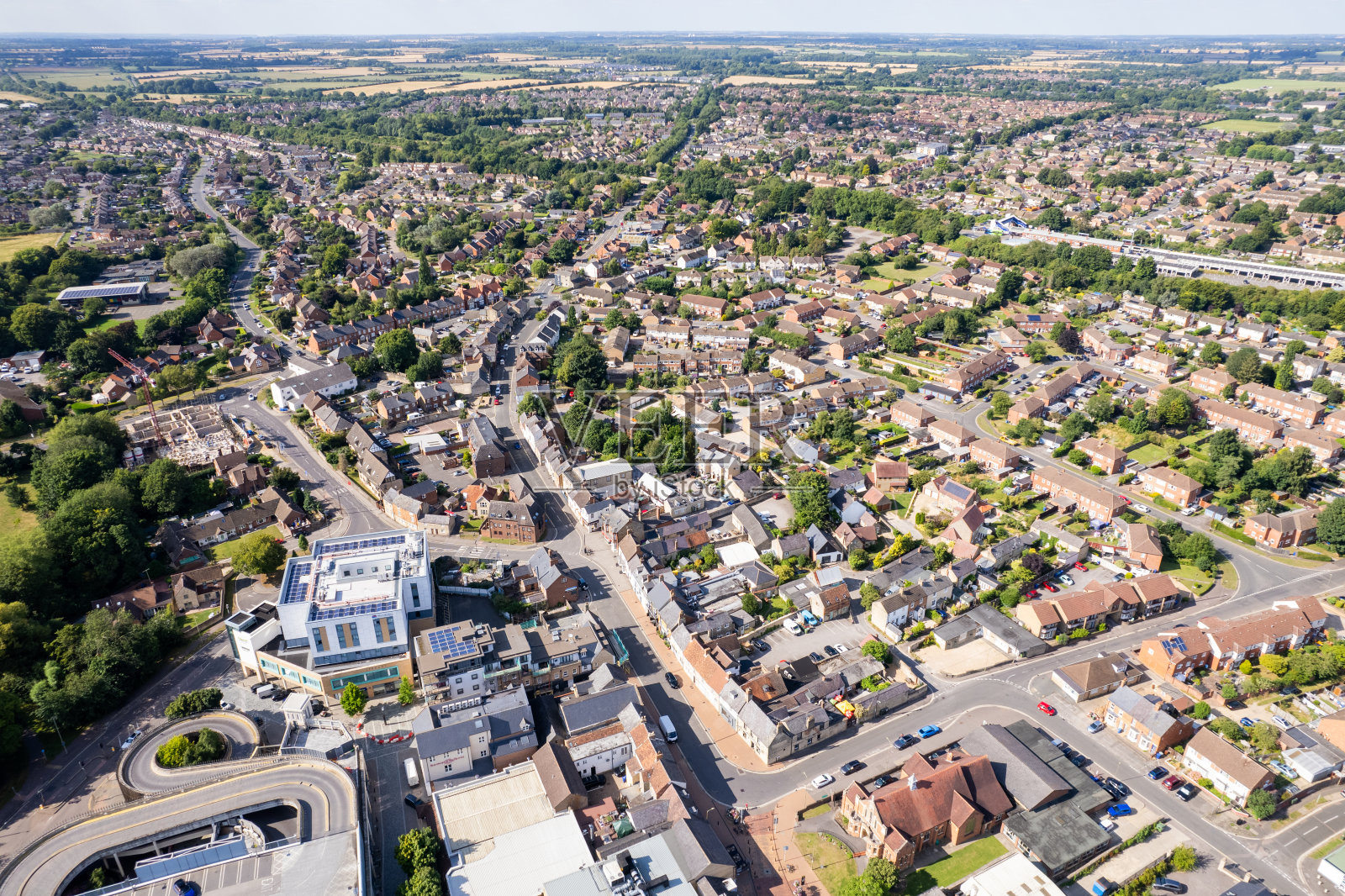 比斯特村和比斯特镇中心,夏日白天令人惊叹的鸟瞰图照片摄影图片
