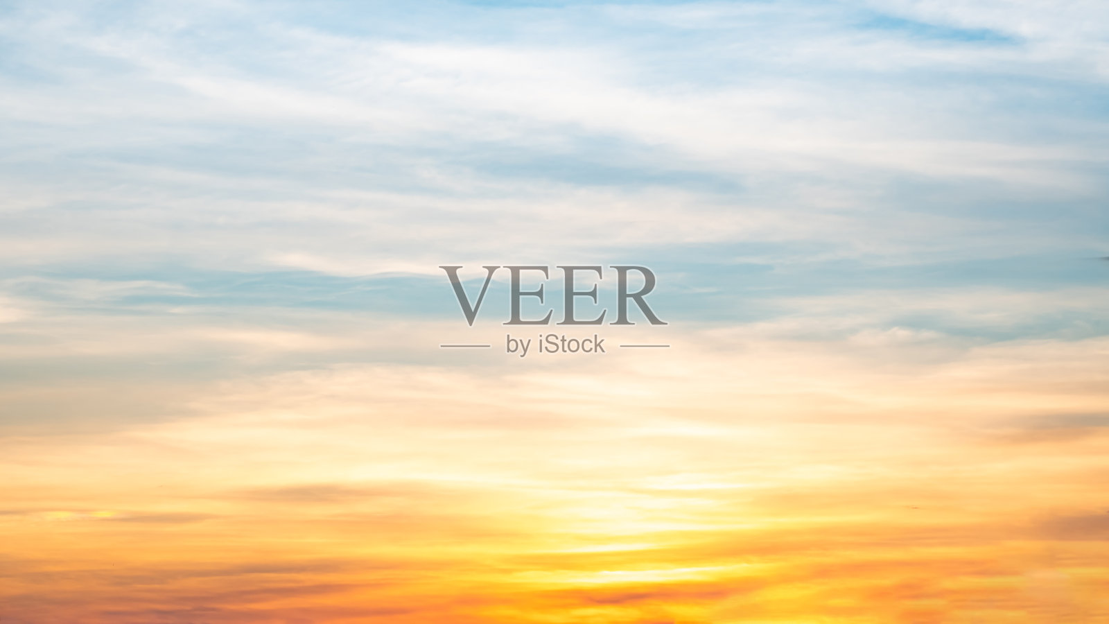 美丽、奢华、柔和渐变的橙金云和阳光在蓝天上完美的背景,拍摄于傍晚、暮光、大尺寸、高清晰度的风景照片照片摄影图片