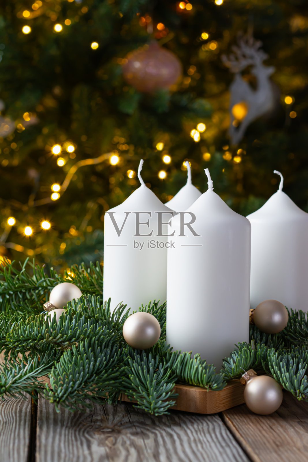 降临节花环有四个白色的蜡烛,杉木树枝在木制的背景。周日12月。传统圣诞装饰,节日背景。照片摄影图片