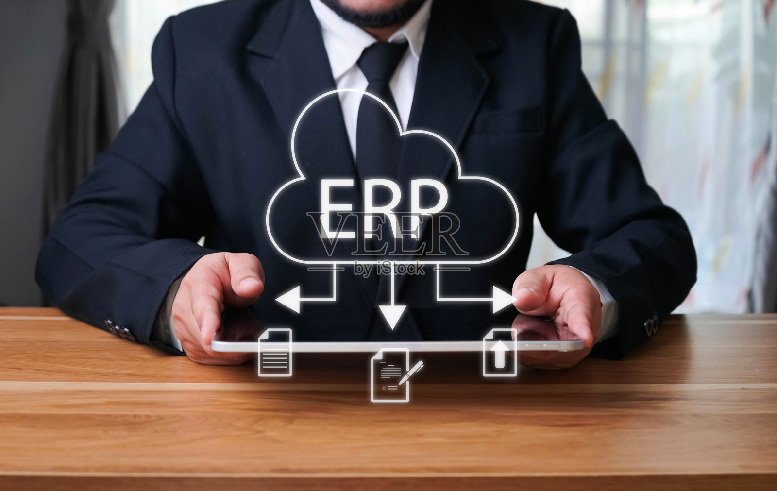 ERP,企业资源规划概念。商人使用智能手机在虚拟屏幕上分析ERP系统。连接商业智能、人力资源和客户关系管理模块。照片摄影图片