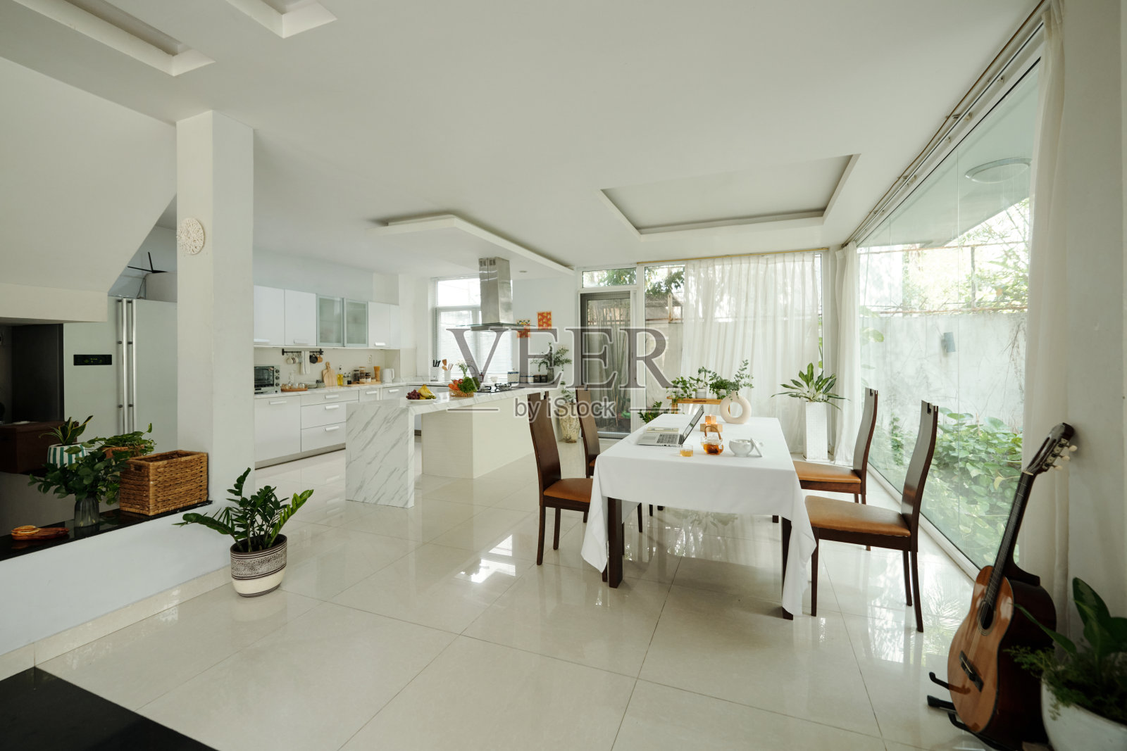 现代公寓的用餐区照片摄影图片